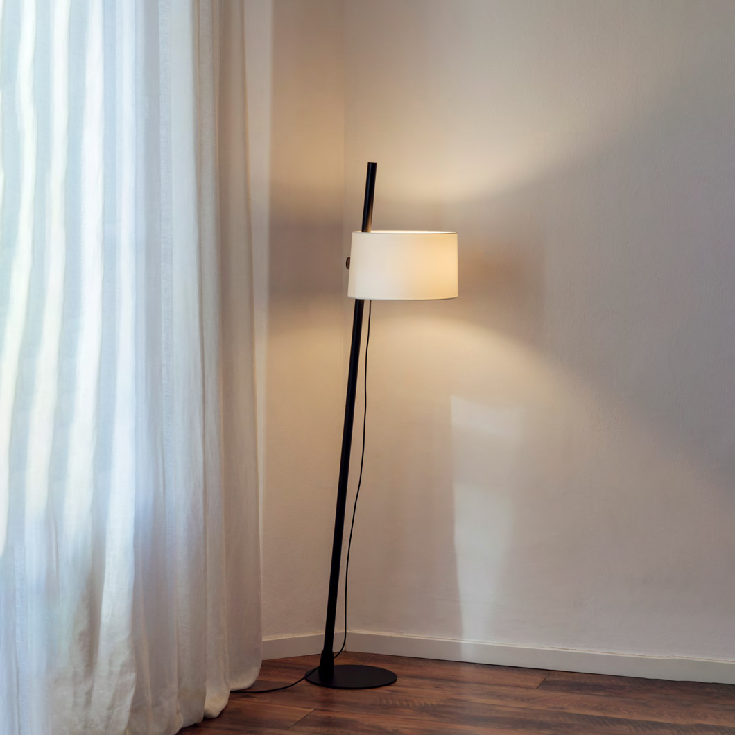 Tilted floor clearance lamp