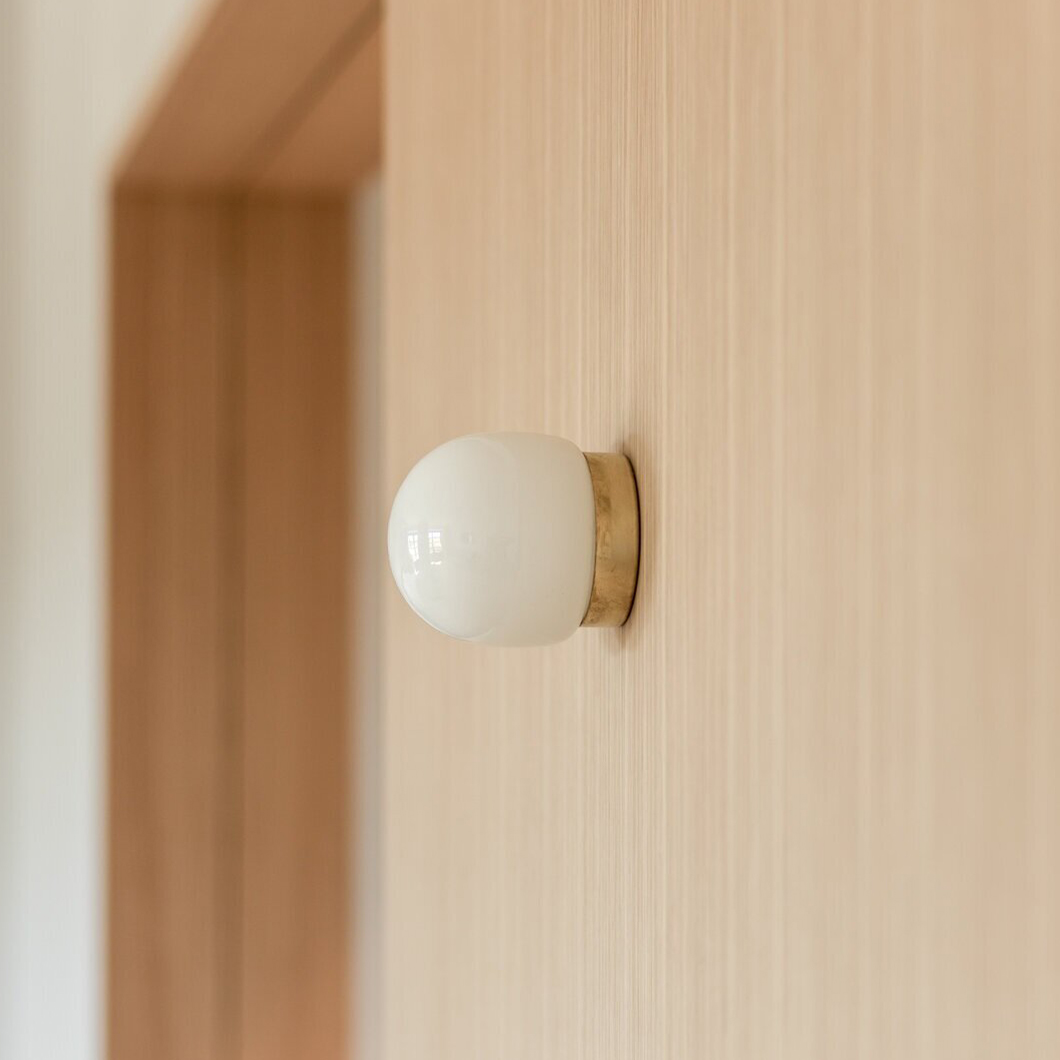 Contain Nuvol Simple Wall Light with glossy glass and brushed brass base